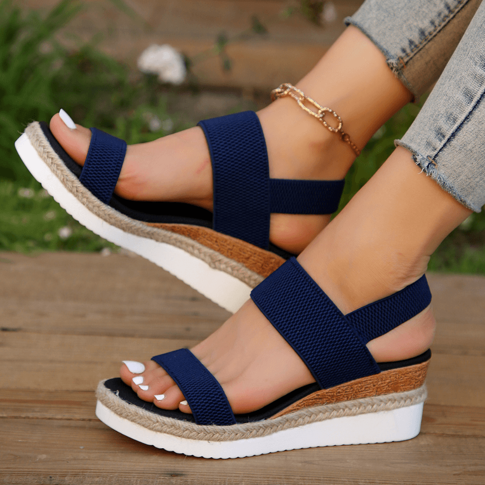 Abella - Sandales élégantes et confortables pour femmes – vue des sandales bleu marine avec semelle épaisse et bride large portées par une femme.