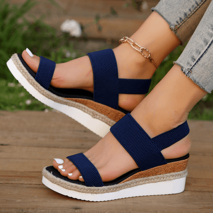 Abella - Sandales élégantes et confortables pour femmes – vue des sandales bleu marine avec semelle épaisse et bride large portées par une femme.