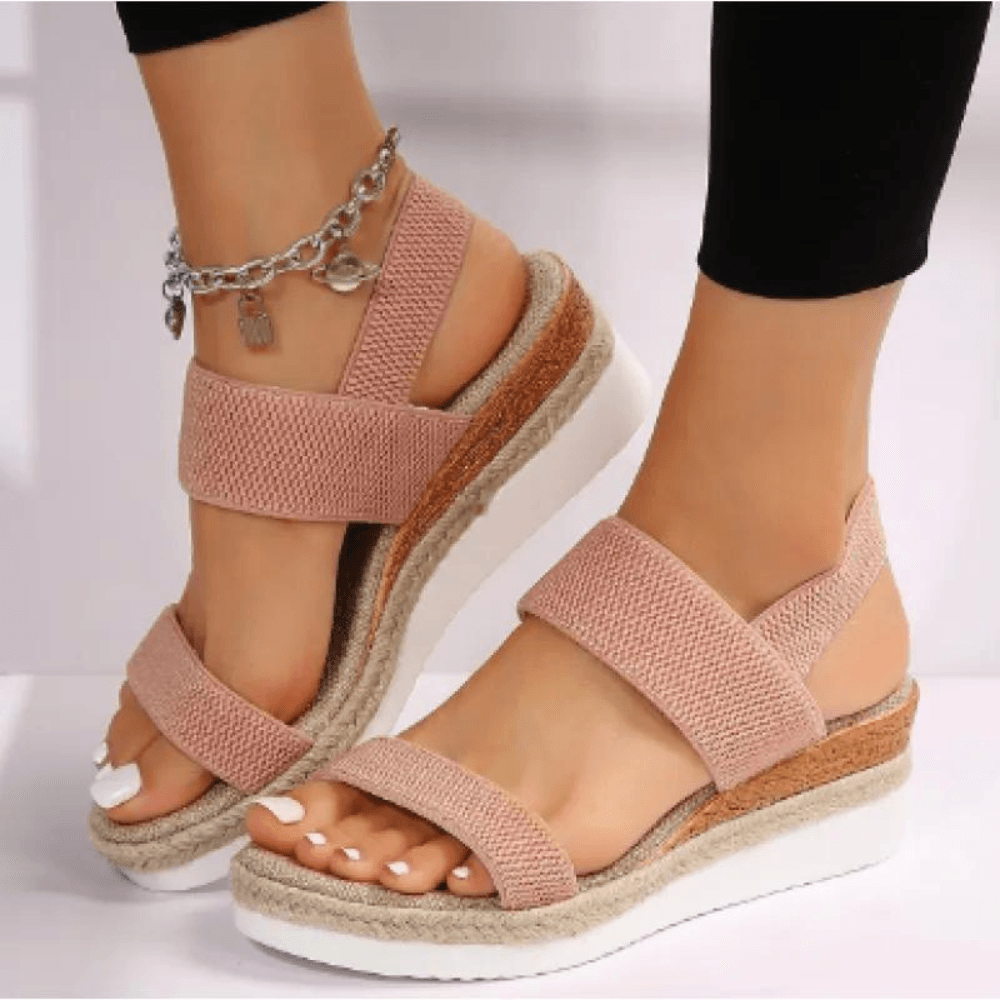 Abella - Sandales élégantes et confortables pour femmes – vue latérale des sandales rose avec semelle épaisse et détails de la cheville.
