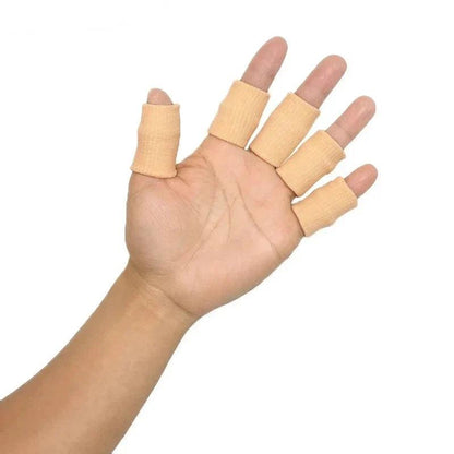 Attelle au doigt beige – attelle légère et discrète portée sur plusieurs doigts d'une main, en matière douce et respirante.