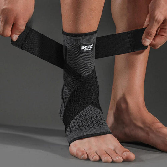 Attelle Cheville FlexiFit en noir portée sur un pied nu, montrant son ajustement et sa matière respirante.