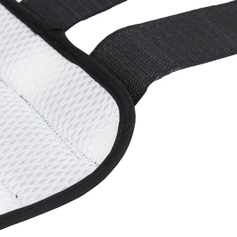 Attelle bras : confort et protection pour vos articulations – vue rapprochée de la texture en mesh et des sangles noires