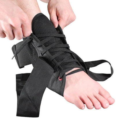 Attelle cheville pour entorse – vue de près d'une personne ajustant l'attelle noire en mesh respirant sur son pied nu.