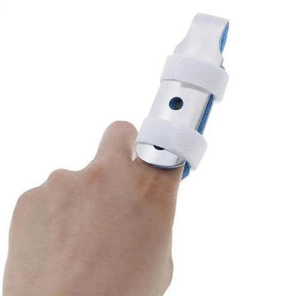 Attelle auriculaire – vue de détail sur le design ergonomique en Mesh bleu et blanc, portée sur un doigt avec fixation ajustable