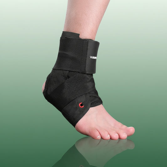 Attelle cheville pour entorse – attelle noire en Mesh avec sangle ajustable, vue latérale sur un pied nu, offrant soutien et confort.