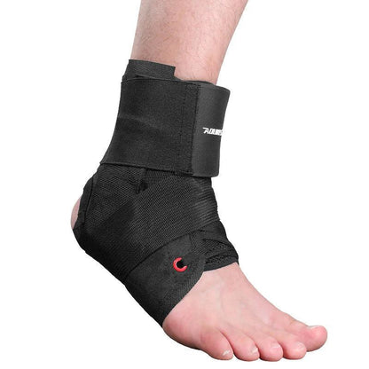 Attelle cheville pour entorse – vue latérale d'une attelle noire ajustée sur un pied nu, mettant en avant son design ergonomique.