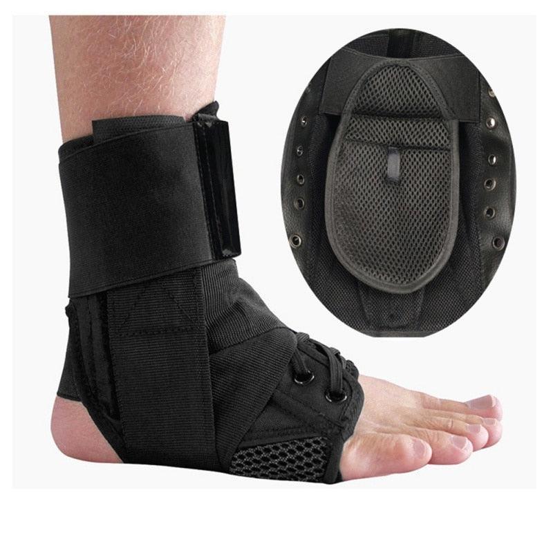 Attelle Cheville FlexiGuard – attelle noire en Mesh avec renforts, vue rapprochée sur un pied nu, offrant maintien et confort.