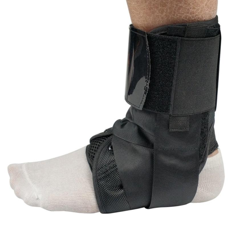 Attelle Cheville FlexiGuard – attelle noire en Mesh avec sangle ajustable, vue latérale sur un pied nu, offrant maintien et confort.
