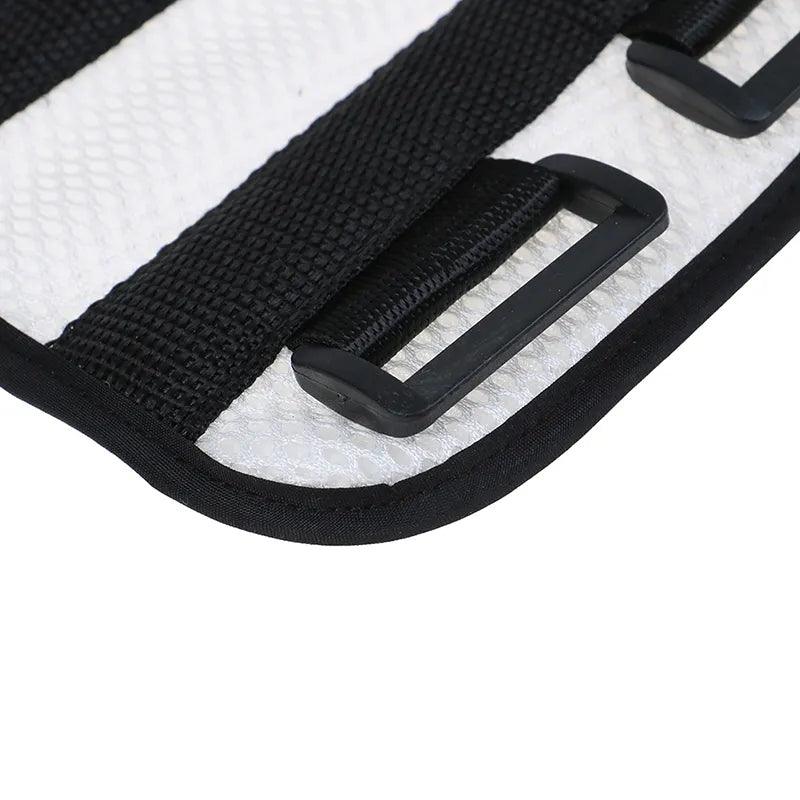 Attelle bras : confort et protection pour vos articulations – gros plan sur les éléments de fixation et la texture en mesh respirant