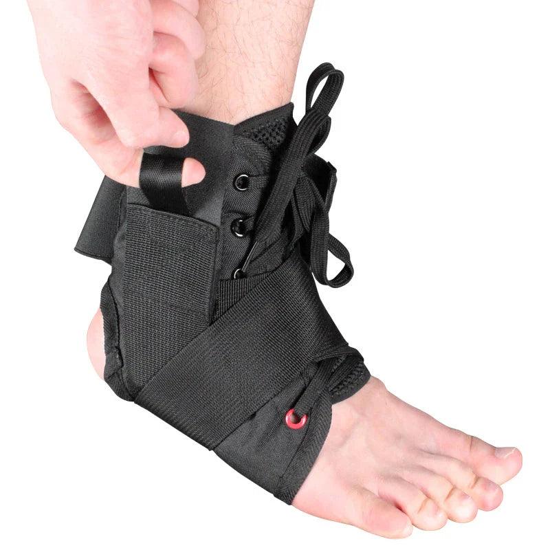 Attelle cheville pour entorse – attelle noire en Mesh avec lacets, vue rapprochée sur un pied nu, offrant maintien et confort.