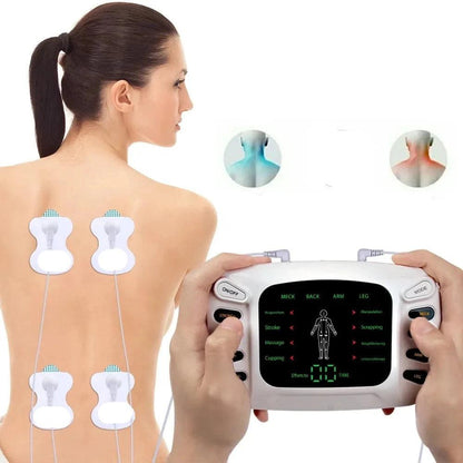 Appareil de Massage à Impulsions Électriques ZenPulse – vue de face avec écran affichant des réglages et électrodes sur le dos d'une personne