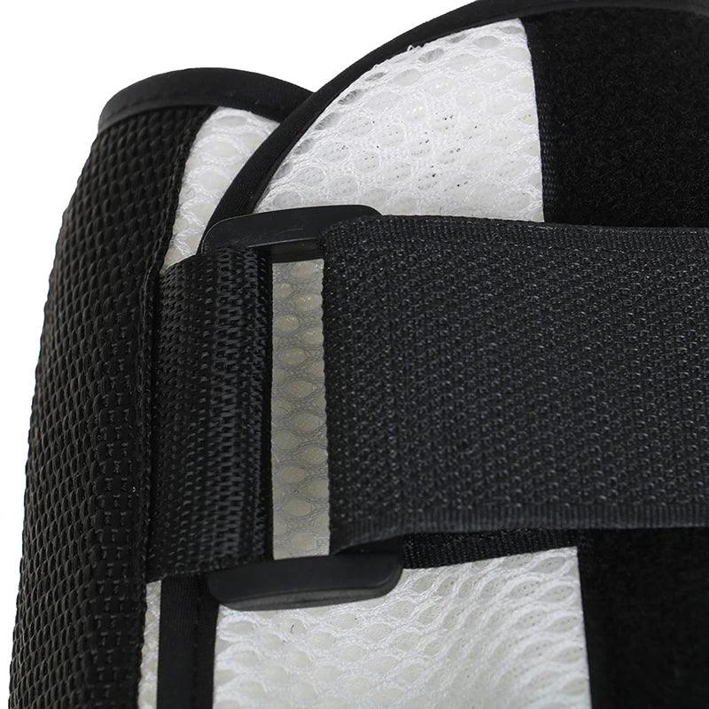 Attelle bras : confort et protection pour vos articulations – détail de la texture en mesh blanc et noir avec système de fixation ajustable.