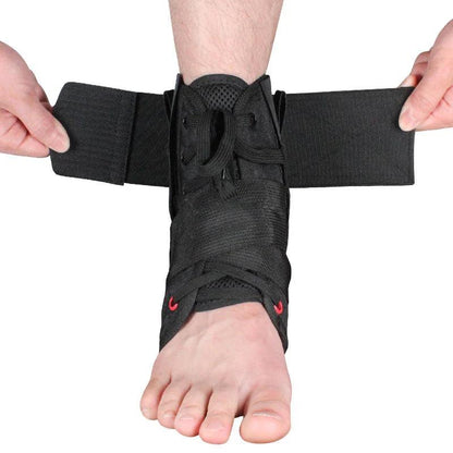 Attelle cheville pour entorse – ajustement de l'attelle noire en mesh respirant sur un pied nu, vue de face.