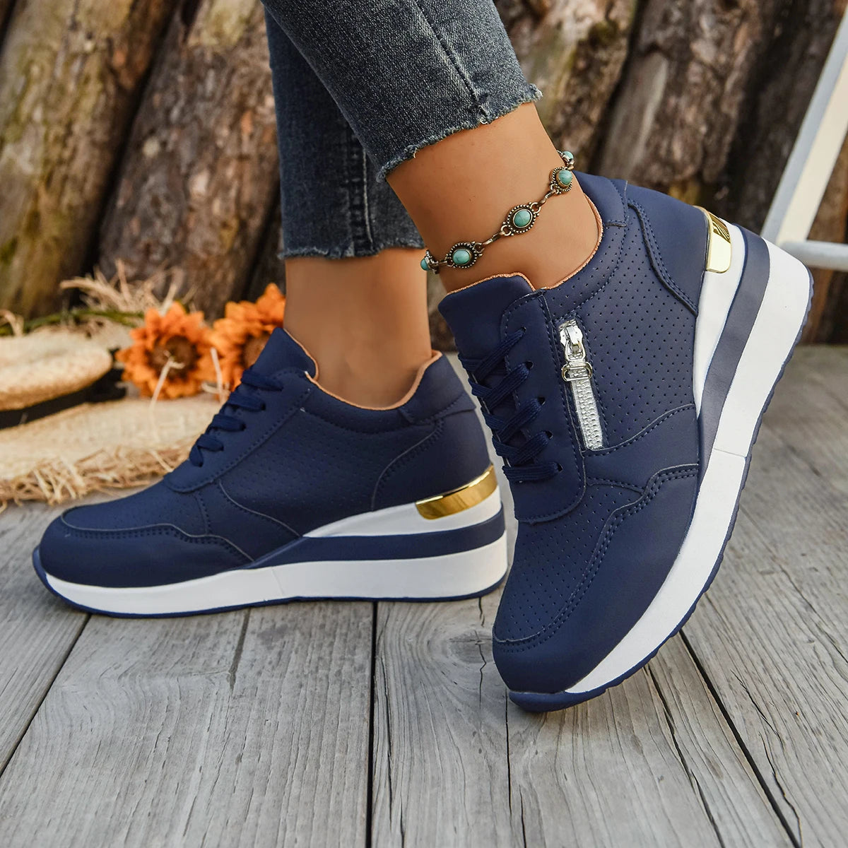 Basket orthopédique femme - Sneakers légères bleu marine à semelle antidérapante, portées avec un pantalon en jean sur une terrasse en bois.