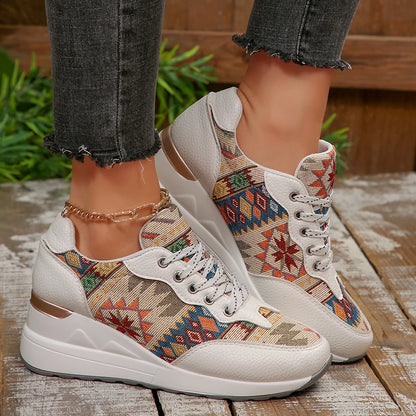 Basket orthopédique femme - Sneakers compensées légères à motif géométrique avec détails colorés et semelle blanche, portées avec un jean.