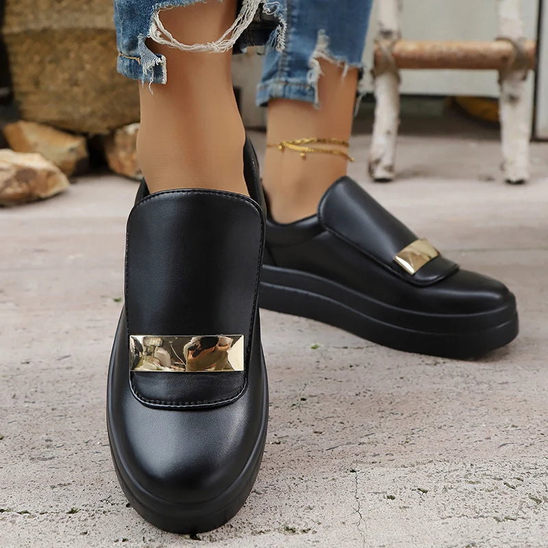 Basket orthopédique femme - Sneakers légères en cuir PU à enfiler, vue de près sur pieds, couleur noire avec détail doré et semelle épaisse.