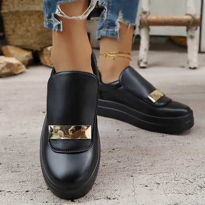 Basket orthopédique femme - Sneakers légères en cuir PU à enfiler, vue de près sur pieds, couleur noire avec détail doré et semelle épaisse.