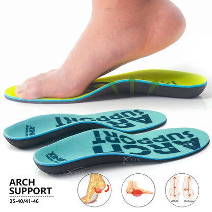 Semelles orthopédiques avec soutien de voûte – semelles vertes et bleues avec inscription 'ARCH SUPPORT', vue d'une personne les essayant