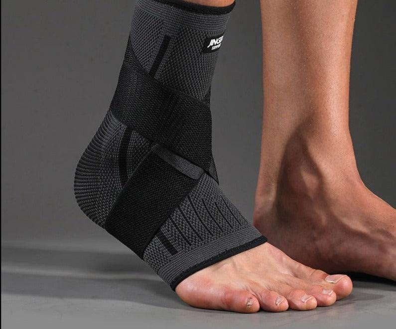 Attelle Cheville FlexiFit – attelle noire en mesh entourant la cheville d'une personne, mettant en avant son design ajusté et sa texture respirante.