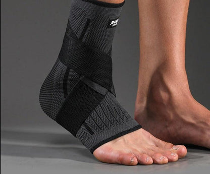 Attelle Cheville FlexiFit – attelle noire en mesh entourant la cheville d'une personne, mettant en avant son design ajusté et sa texture respirante.