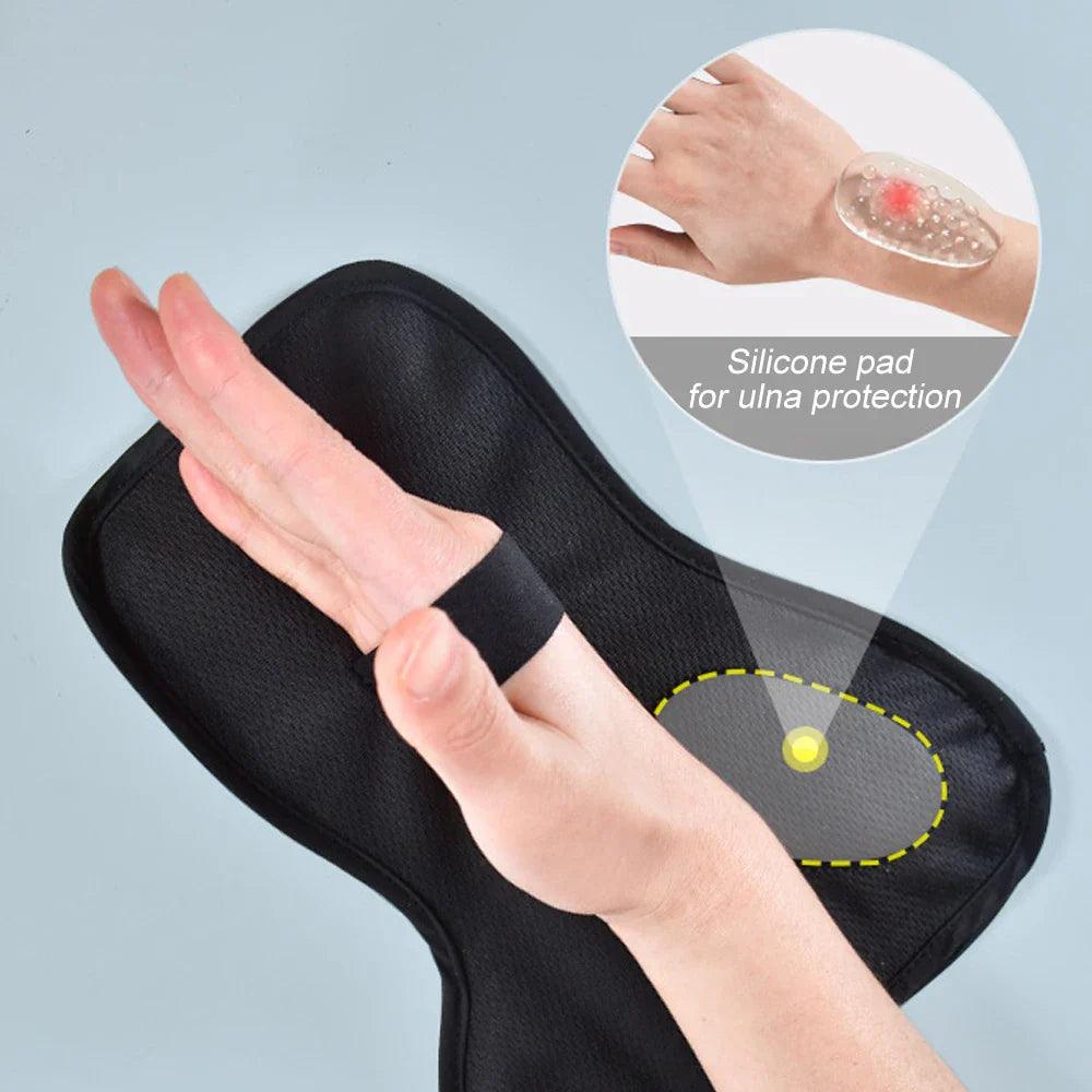 Attelle boxer – vue de la main montrant le rembourrage en silicone pour protection ulnaire, avec un design en tissu noir.