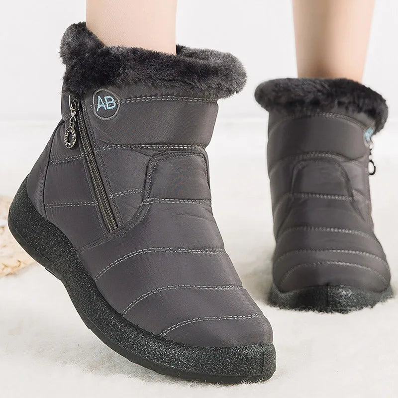 Boots Imperméable Femme en tissu gris avec col en fourrure douce, vue de près, dotées d'une fermeture éclair sur le côté.