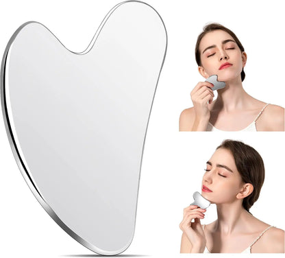 Appareil massage visage en acier inoxydable – forme ergonomique avec finition lisse, utilisé sur le visage d'une femme