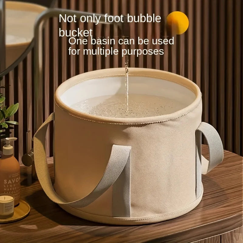 Bain de pied - Baignoire pliante avec préservation de chaleur – baignoire beige sur une table en bois avec de l'eau chaude et des poignées grises