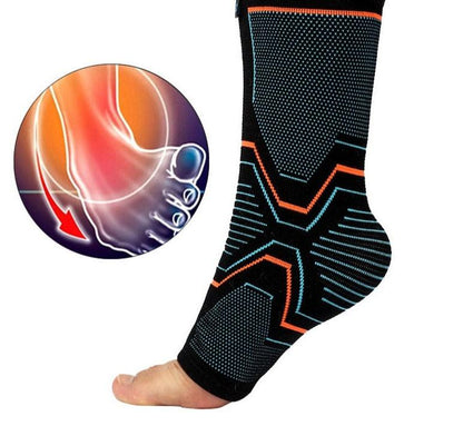 Attelle Cheville ComfortWrap – vue détaillée d'une attelle noire avec motifs bleus et orange, montrant son design ergonomique sur une cheville.