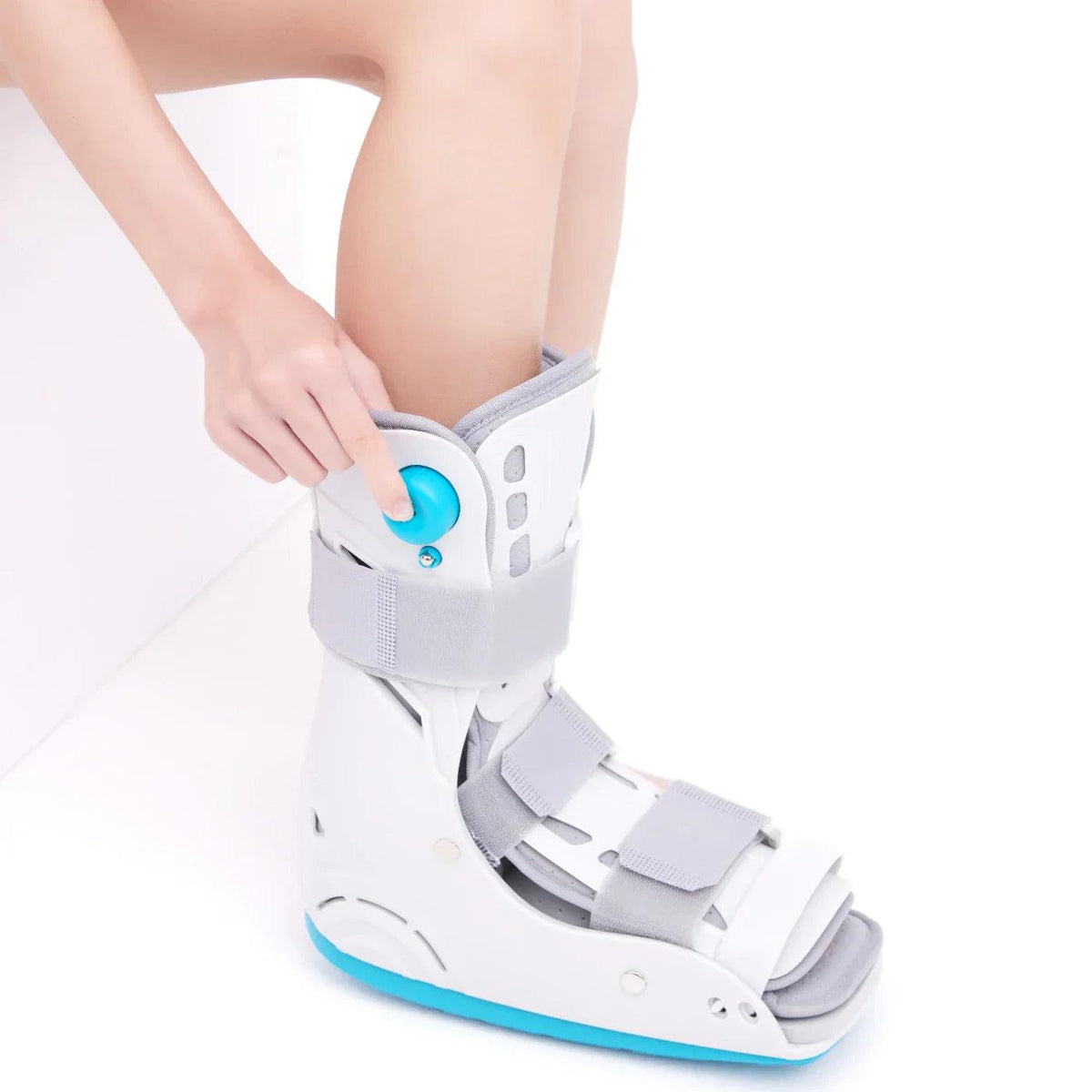 Attelle Bottes de marche AirCast – vue latérale détaillée avec ajustement sur la cheville, couleur blanche et grise, design ergonomique