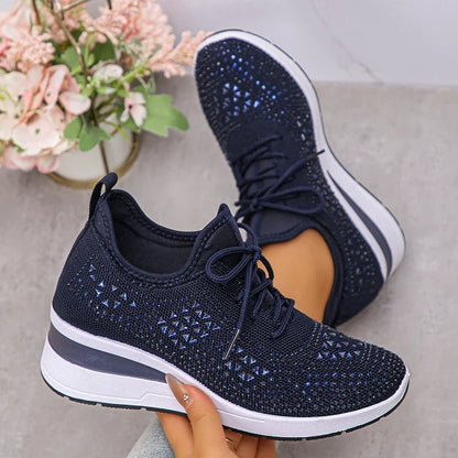 Basket orthopédique femme - Sneakers compensées en mesh bleu marine à strass, vue de près, avec semelle ergonomique.