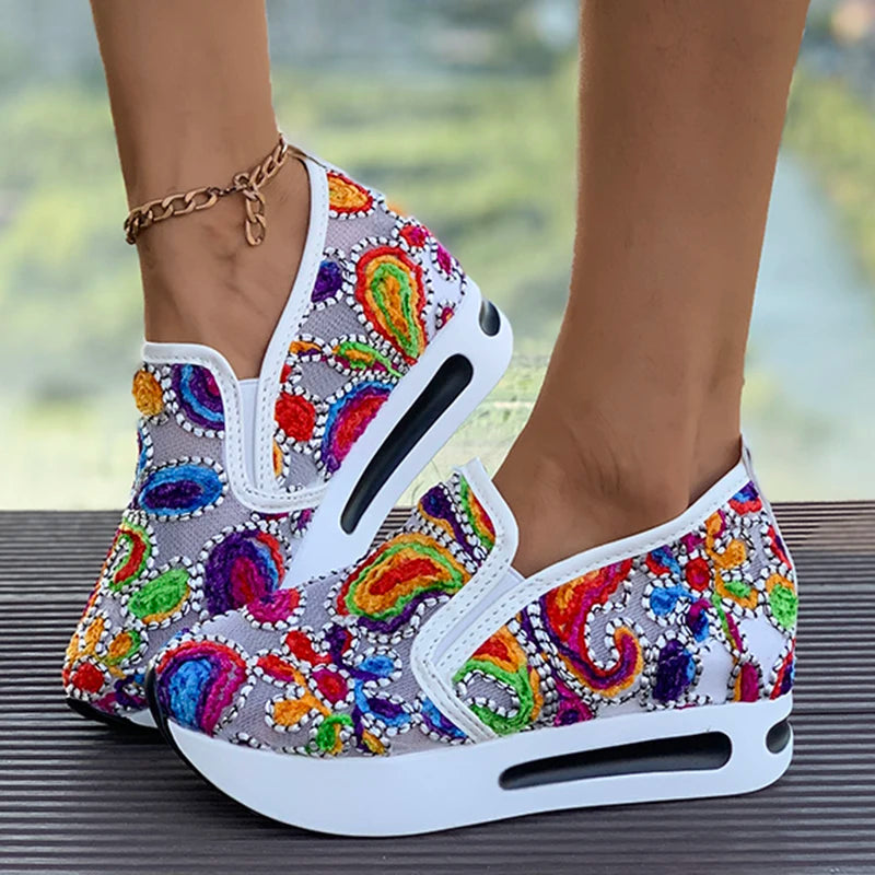 Basket orthopédique femme - Sneakers légères en mesh respirant avec motifs colorés, portées sur un sol extérieur.