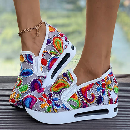 Basket orthopédique femme - Sneakers légères en mesh respirant avec motifs colorés, portées sur un sol extérieur.