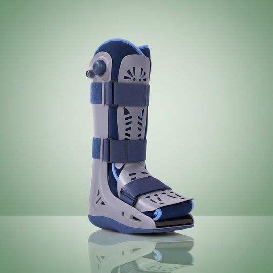 Attelle Botte de marche VELPEAU – vue latérale mettant en avant le design ergonomique et les matériaux respirants