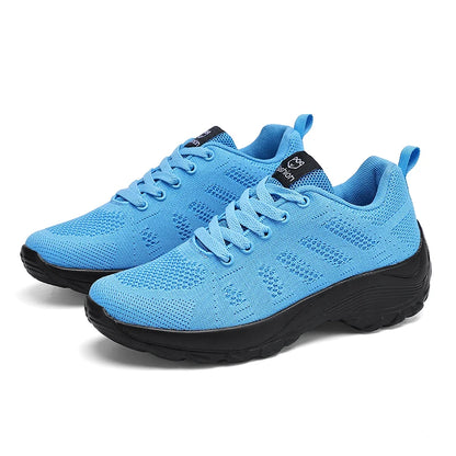 Basket orthopédique femme - Chaussures de sport respirantes en maille bleu clair avec semelle noire, vues de face sur fond blanc.