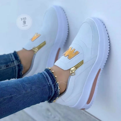 Basket orthopédique femme - Sneakers blanches avec zip doré, portées avec un jean, sur fond clair