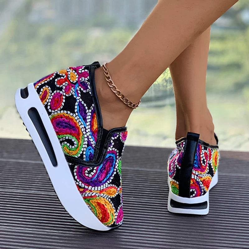 Basket orthopédique femme - Sneakers légères en mesh respirant avec motifs colorés, vue de profil sur un pied avec semelle blanche.