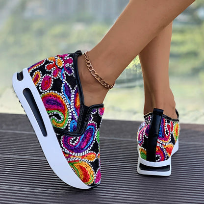 Basket orthopédique femme - Sneakers légères en mesh respirant avec motifs colorés, vue de profil sur un pied avec semelle blanche.