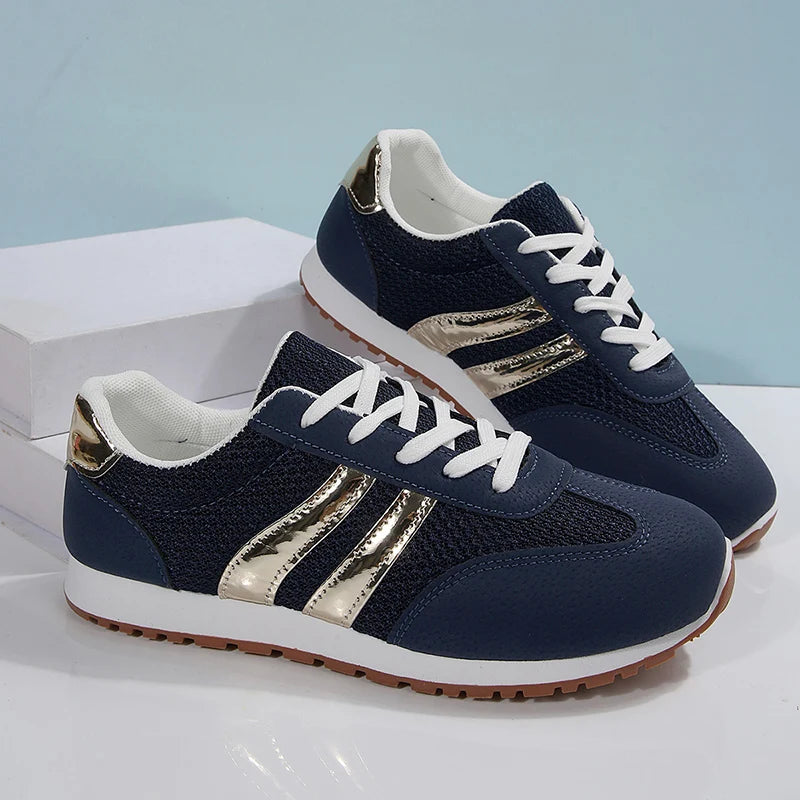 Basket orthopédique femme - Sneakers légères en mesh bleu marine avec bandes dorées, vue de face sur un fond clair.