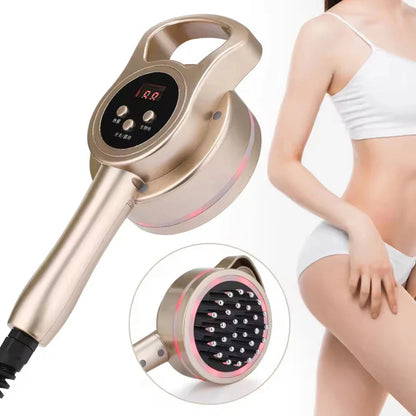 Brosse de massage électrique amincissante couleur dorée, vue de près avec affichage numérique, utilisée sur le ventre d'une femme en maillot de bain.