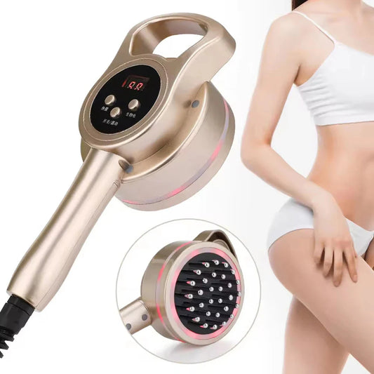 Brosse de massage électrique amincissante couleur dorée, vue de près avec affichage numérique, utilisée sur le ventre d'une femme en maillot de bain.