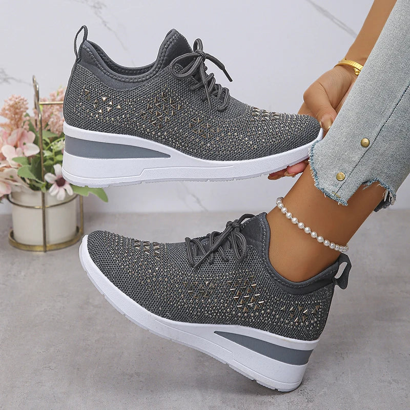 Basket orthopédique femme - Sneakers compensées grises à strass, portées avec un jean, vue latérale sur la semelle ergonomique.