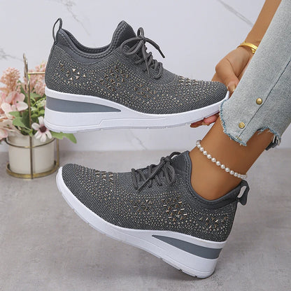 Basket orthopédique femme - Sneakers compensées grises à strass, portées avec un jean, vue latérale sur la semelle ergonomique.