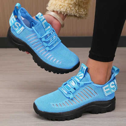 Basket orthopédique femme - Chaussures légères et respirantes de couleur bleue avec des détails en noir, vue de près portée par une femme.