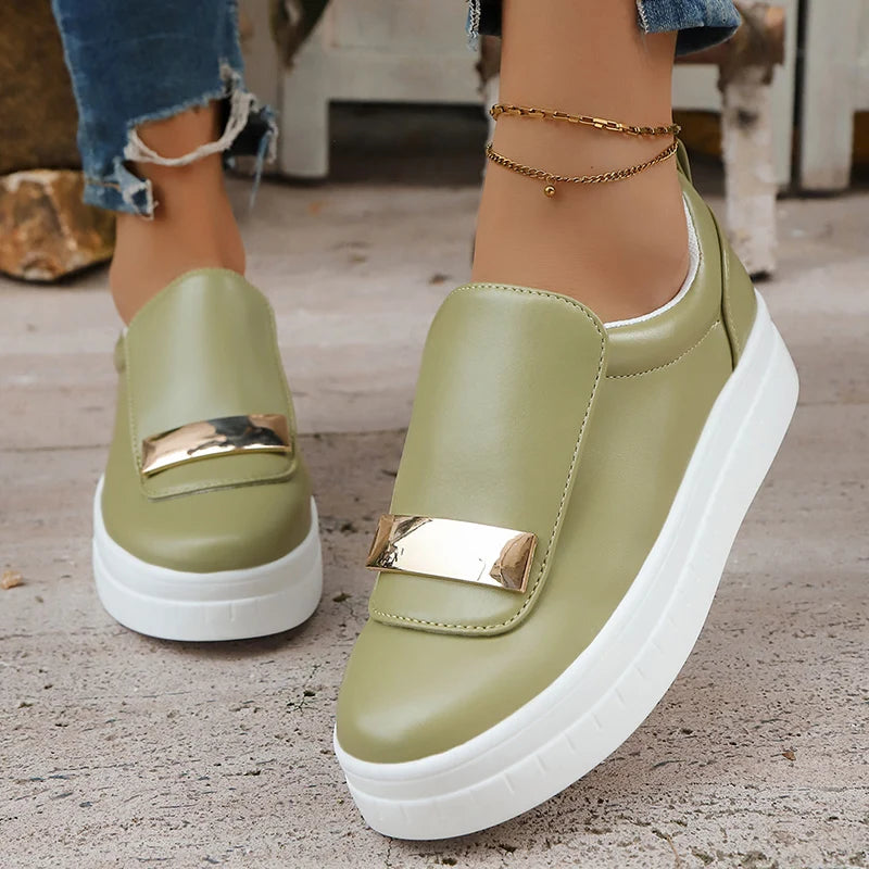 Basket orthopédique femme - Sneakers légères en cuir PU à enfiler, couleur vert olive avec détail doré, portées avec un pantalon en denim.