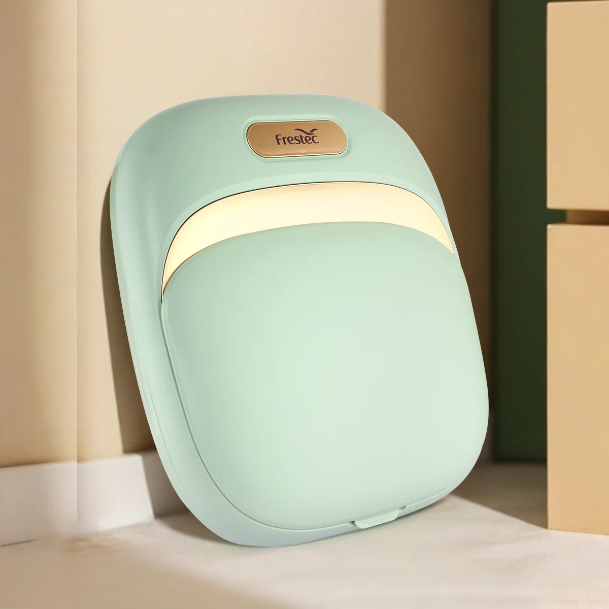 Bain de pied - Bassin pliable pour un massage relaxant des pieds, couleur vert pastel avec un design moderne, posé sur un sol clair.