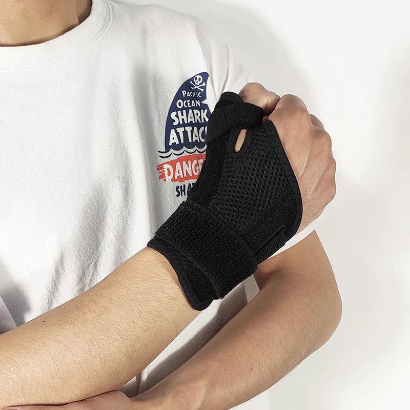 Attelle canal carpien noire portée sur un poignet, avec design ergonomique et matière Mesh pour un soutien confortable.