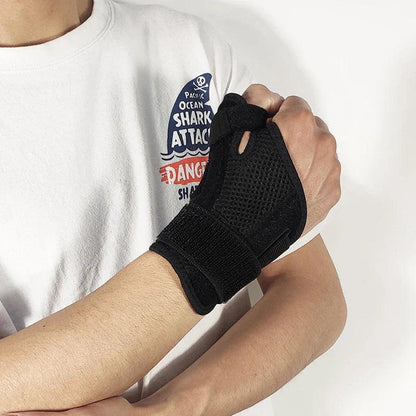 Attelle canal carpien noire portée sur un poignet, avec design ergonomique et matière Mesh pour un soutien confortable.