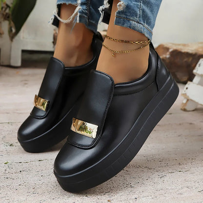 Basket orthopédique femme - Sneakers légères en cuir PU à enfiler avec détail doré, portées avec un pantalon déchiré.