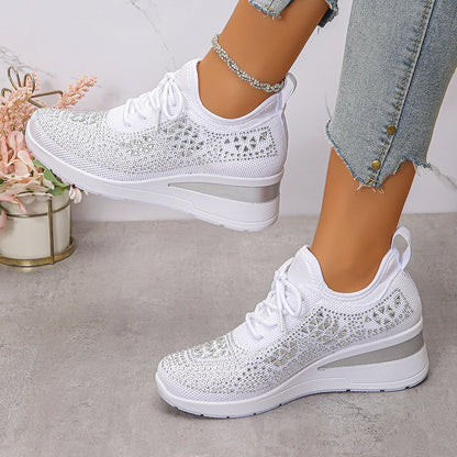 Basket orthopédique femme - Sneakers compensées blanches à strass, avec semelle ergonomique, portées avec un jean, vue latérale.